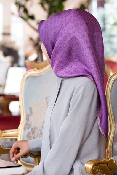 %100 Twill İpek Monogram Desenli Mor Renkli 90x90 Eşarp Dikim Şekli : El Dikişi ürün görseli 1