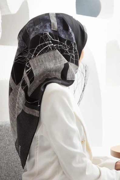 %100 Twill İpek Geometrik Desenli Siyah - Gri Renkli 90x90 Eşarp Dikim Şekli : El Dikişi ürün görseli 1