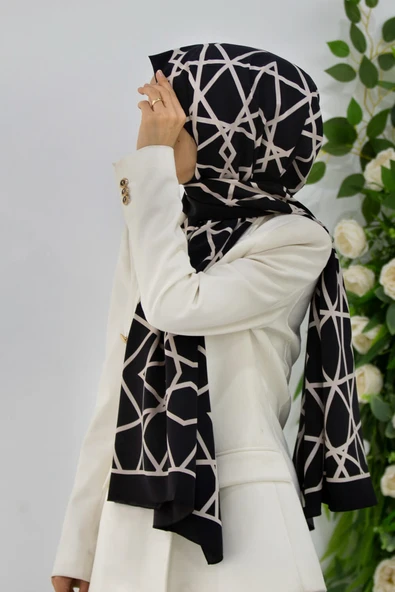 LÜKS MEDİNE İPEĞİ ÇİZGİLİ DESENLİ SİYAH - KREM RENKLİ 75X195 KIRIŞMAZ ŞAL MOSS KREP DİKİŞ TİPİ İTALYAN DİKİŞLİ ürün görseli 1