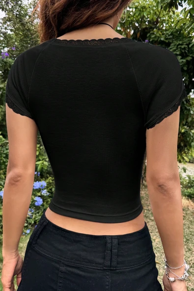 Kadın Zarif Dokunuş Siyah Göğsü ve Kolları Dantelli Fiyonklu Kısa Kol Crop Top Bluz ürün görseli 1