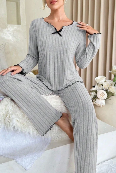 Kadın Kombin Şıklığı Gri Çizgili Uzun Kollu Fiyonk Detaylı Rahat Mevsimlik Pijama Takımı ürün görseli 1