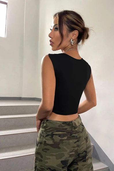 Kadın Zarif Dokunuş Siyah Kare Yaka Kalınlaşan Omuz Detaylı Crop Top Bluz ürün görseli 1