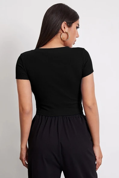 Kadın Zarif Dokunuş Siyah Yuvarlak Yaka Yarım Kol Crop Top Bluz ürün görseli 1