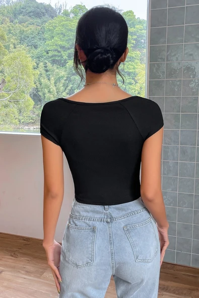 Kadın Zarif Dokunuş Siyah Kare Yaka Yarım Kol Göğüs Dekolteli Crop Top Bluz ürün görseli 1