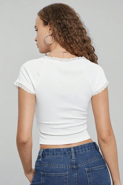 Kadın Zarif Dokunuş Beyaz Göğsü ve Kolları Dantelli Fiyonklu Kısa Kol Crop Top Bluz ürün görseli 1