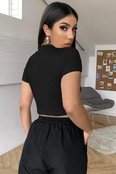 Kadın Siyah Göğüs Dekolteli Yarım Kollu Cut Out Crop Top Bluz ürün görseli 1