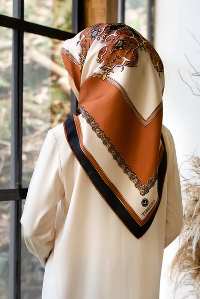 %100 Twill Barok Desenli Taba - Siyah Renkli 90x90 Eşarp Dikim Şekli: El Dikişi ürün görseli 1