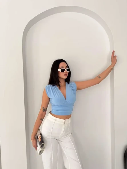 Vatkalı Kolsuz V Yaka Drapeli Crop Bluz Likralı Fit - Bebek Mavisi ürün görseli 1