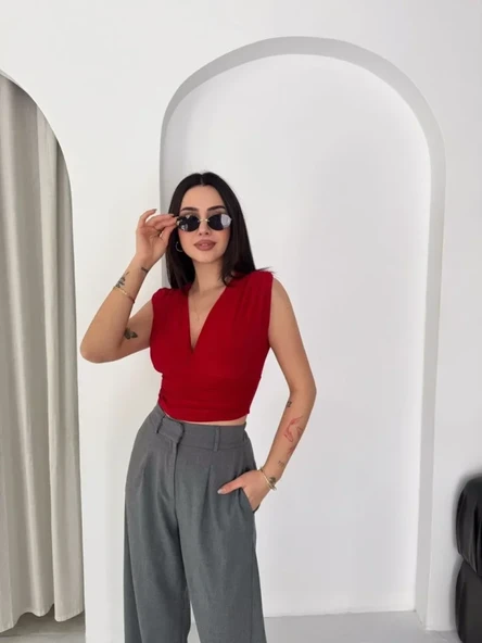 Vatkalı Kolsuz V Yaka Drapeli Crop Bluz Likralı Fit - Kırmızı ürün görseli 1