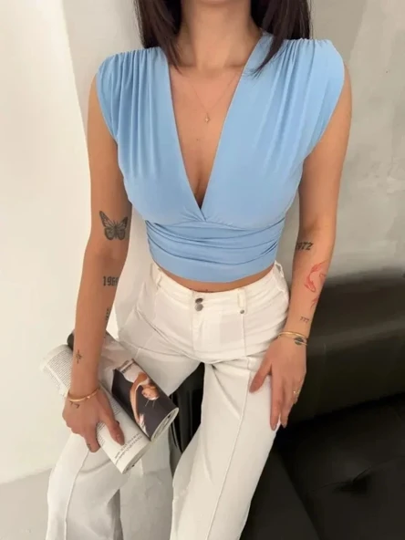 Vatkalı Kolsuz V Yaka Drapeli Crop Bluz Likralı Fit - Bebek Mavisi ürün görseli 1