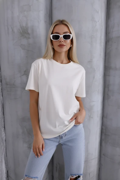 Kadın Ekru Yumuşak Dokulu Pamuklu Oversize Kalıp Bisiklet Yaka Basic T-Shirt ürün görseli 1