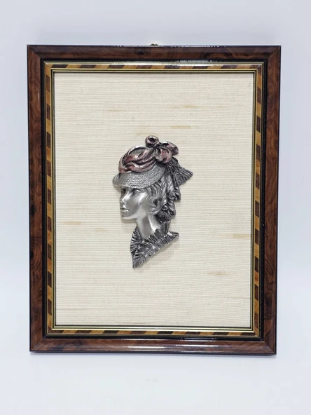 Les Etains Du Velay Şapkalı Kadın Adlı Zın Çerçeve 27x22x2cm ürün görseli 1