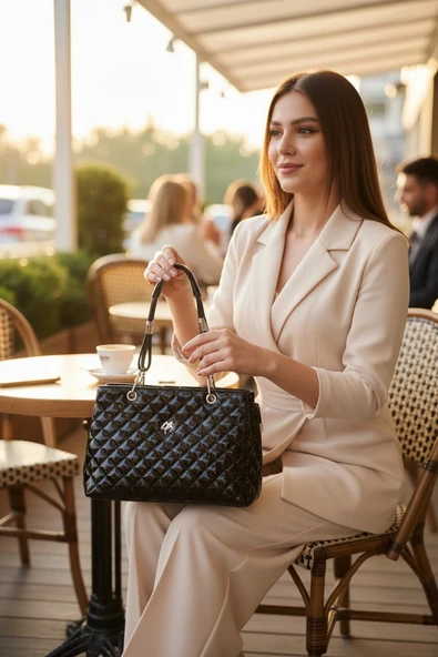 Enoch Kadın Deri Baklava Kapitone Desenli Metalik Detaylı Omuz Çantası ürün görseli 1