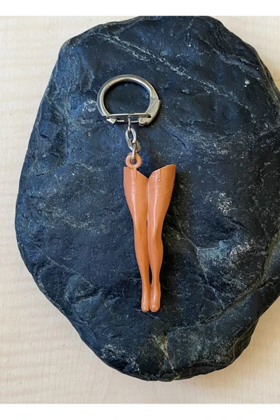 SANAT TACİRİ BACAĞI FOMUNDA ANAHTARLIK PLASTİK ANAHTARLIK KOLEKSİYONLUK ANAHTARLIK ürün görseli 1