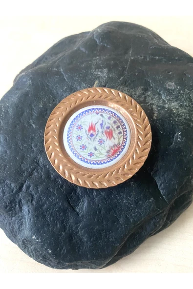 SANAT TACİRİ EL BOYAMA ÇİNİ BASKI TEMALI BAKIR RENKLI MAGNET NO 87 ürün görseli 1