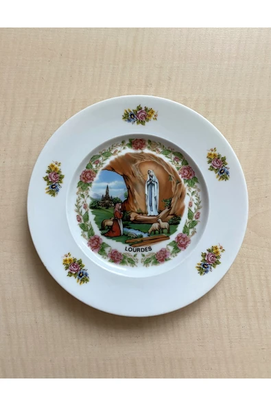 SANAT TACİRİ Avrupa Tabak Lourders Yazılı Tabak Meryem Ana Temalı Kase Sırlı Porselen Tabak ürün görseli 1