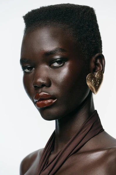 nergis collection Marka Model Dokulu Kalpli Küpe Kadın Gold Küpe ürün görseli 1