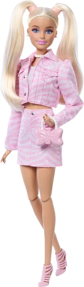 Barbie Pembe Kot Ceket Ve Uyumlu Bir Etek Giyen Ve Fiyonklu El Çantası Ile Inci Takı Gibi Aksesuarla ürün görseli 1