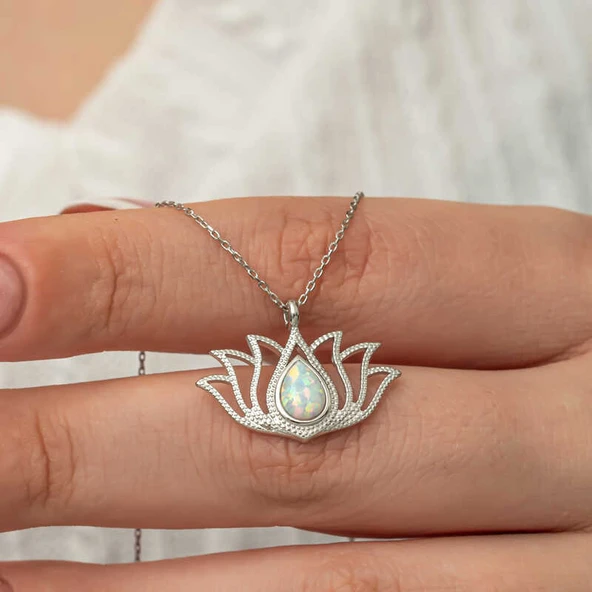 Gümüş Beyaz Opal Taşlı Lotus Kadın Kolye ürün görseli 1