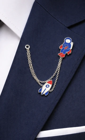 Astronot Roket Figürlü Gümüş Renk Zincirli Yaka İğnesi Unisex ürün görseli 1
