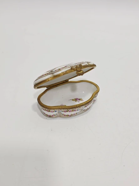 Çiçek Figürlü Porselen Kapaklı Kutu 8,5x5x3cm ürün görseli 1