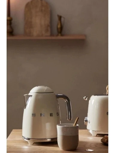 Smeg 50’s Style Krem Retro Krem Kettle - Resim 2
