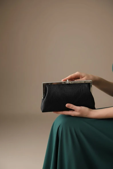 Enoch Kadın Dalgalı Dokulu Gümüş Çerçeveli ve Taşlı Kilit Detaylı Minimalist Abiye Portföy Çanta ürün görseli 1