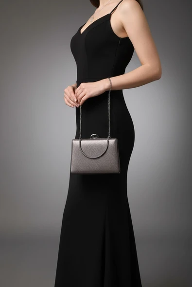 Enoch Kadın Mikro Dokulu Gümüş Metal Saplı ve Yarım Ay Kilitli Minimalist Abiye Portföy Çanta ürün görseli 1