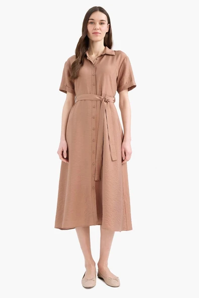 Defacto E7932 Kahve  Regular Fit Gömlek Yaka Kuşaklı Kısa Kollu Maxi Elbise ürün görseli 1