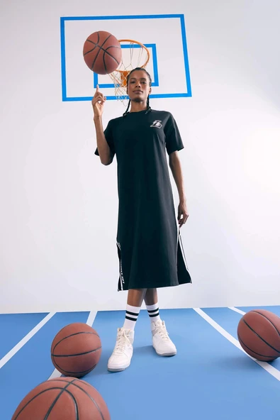 Defacto B9962 Siyah DeFactoFit NBA Los Angeles Lakers Oversize Geniş Kalıp Kısa Kollu Pike Midi Elbise ürün görseli 1