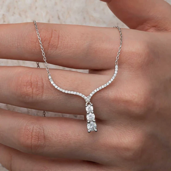 Gümüş Üç Taşlı V Model Kadın Kolye ürün görseli 1