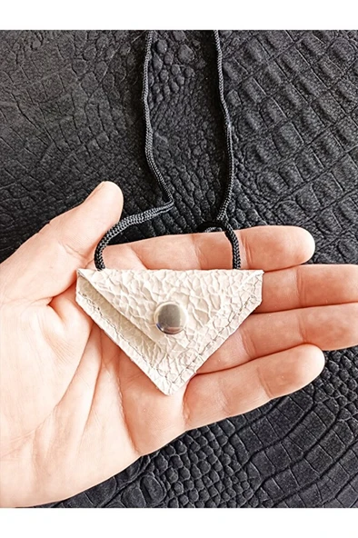 Kayı Üçgen Cevşen Dualı Kolye Muska Hakiki Deri Parlak Deri ürün görseli 1