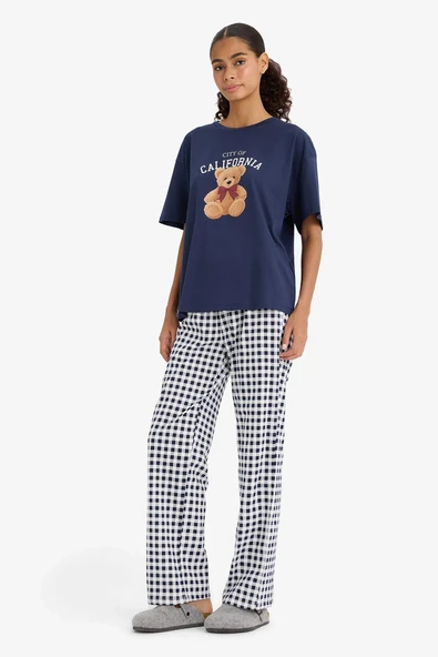 Defacto F4016AXNV241 Lacivert Regular Fit Pijama Takımı Ayıcık Baskılı Kısa Kollu Üst Kareli Alt-Fall in Love ürün görseli 1