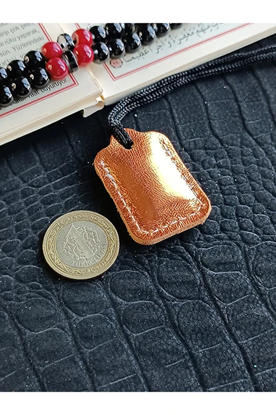 Küçük Dörtgen Cevşen Dualı Kolye Muska Hakiki Deri El Yapımı XS Parlak deri ürün görseli 1