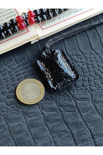 Küçük Dörtgen Cevşen Dualı Kolye Muska Hakiki Deri El Yapımı XS Parlak deri ürün görseli 1