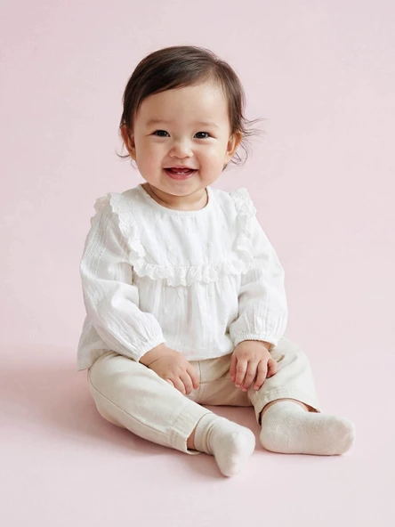 LCW baby Ekru Fırfırlı Kız Bebek Gabardin Bluz ve Pantolon ürün görseli 1