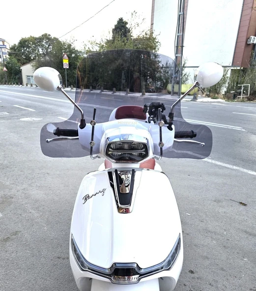 MOTOCAM Küba Bannry Ön Cam 2024-2026 Model 39cm Füme Renkli 4mm Elcikli APARATSIZ ürün görseli 1