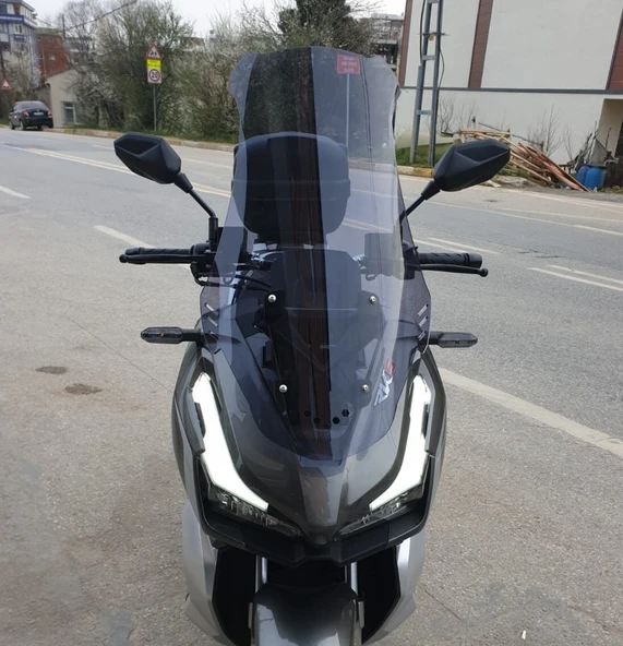 MOTOCAM Kral Arneb 150 Ön Cam 2023-2026 Model 65cm Füme Renkli 4mm ORTA BOYLU ürün görseli 1