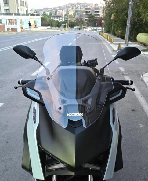 MOTOCAM Yamaha Xmax Techmax Ön Cam 2025-2026 Model 52cm Şeffaf Renkli 4mm Asansörlü ürün görseli 1