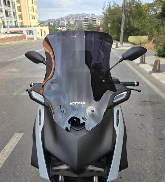 MOTOCAM Yamaha Xmax Techmax Ön Cam 2025-2026 Model 63cm Siyah Renkli 4mm Asansörlü ürün görseli 1