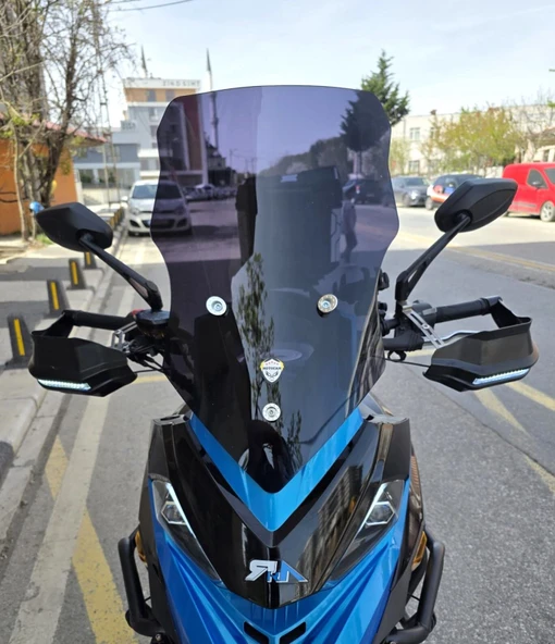 MOTOCAM RKN 530 ADV Ön Cam 2021-2026 Model 55cm Siyah Renkli 4mm ürün görseli 1