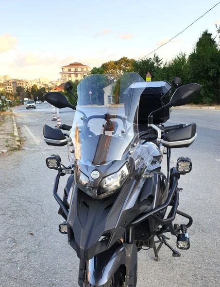 MOTOCAM Benelli TRK 502 X Ön Cam 2017-2026 Model 54cm Şeffaf Renkli 4mm ürün görseli 1
