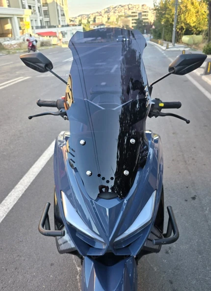 MOTOCAM Küba Newcity 125 Ön Cam 2023-2026 Model 65cm Siyah Renkli 4mm ORTA BOYLU ürün görseli 1