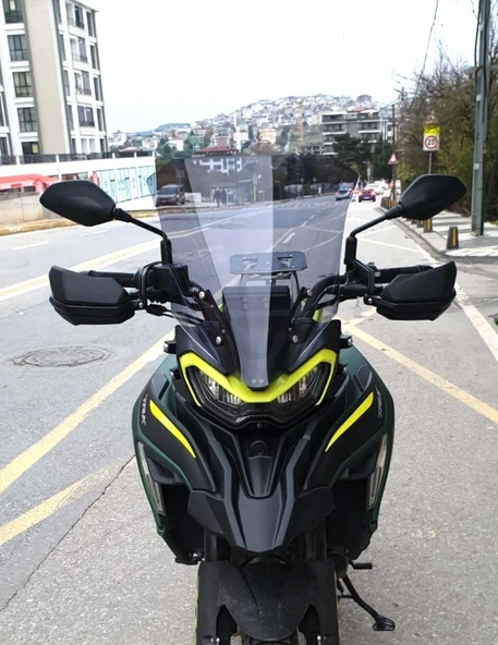 MOTOCAM Benelli TRK 702 X Ön Cam 2024-2026 Model 51cm Füme Renkli 4mm TASARIMLI ürün görseli 1