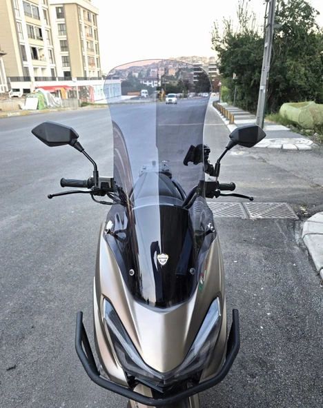 MOTOCAM Küba Newlight 125 Pro Ön Cam 2023-2026 Model 75cm Füme Renkli 4mm UZUN BOYLU ürün görseli 1