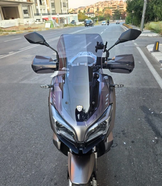 MOTOCAM QJ ATR 125 Ön Cam 2023-2026 Model 55cm Füme Renkli 4mm KISA CAM ürün görseli 1