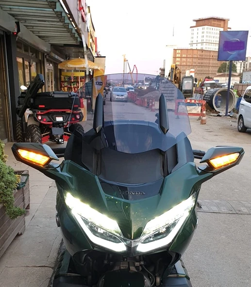 MOTOCAM Honda Goldwing Bagger Ön Cam 2018-2023 Model 38cm Füme Renkli 4mm ORTA BOYLU ürün görseli 1