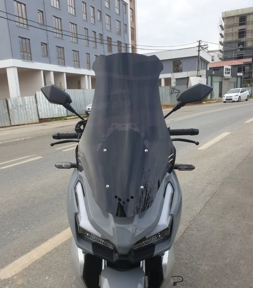 MOTOCAM Kral Arneb 150 Ön Cam 2023-2026 Model 65cm Siyah Renkli 4mm ORTA BOYLU ürün görseli 1