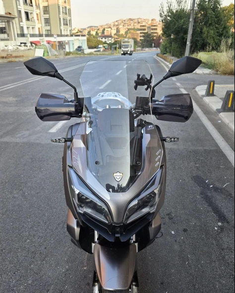 MOTOCAM QJ ATR 125 Ön Cam 2023-2026 Model 55cm Şeffaf Renkli 4mm KISA CAM ürün görseli 1