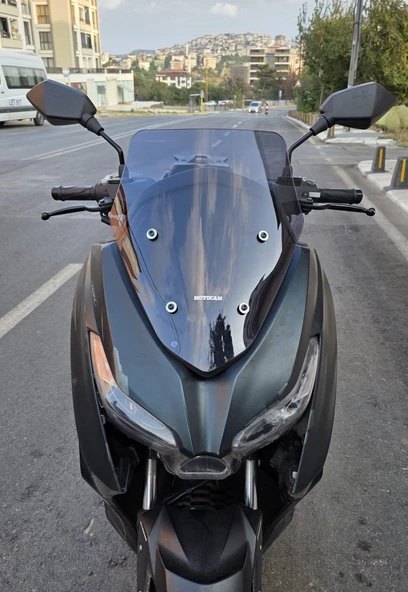 MOTOCAM Arora Max PRO 125 Ön Cam 2023-2026 Model 43cm Füme Renkli 4mm SPORTİF ürün görseli 1